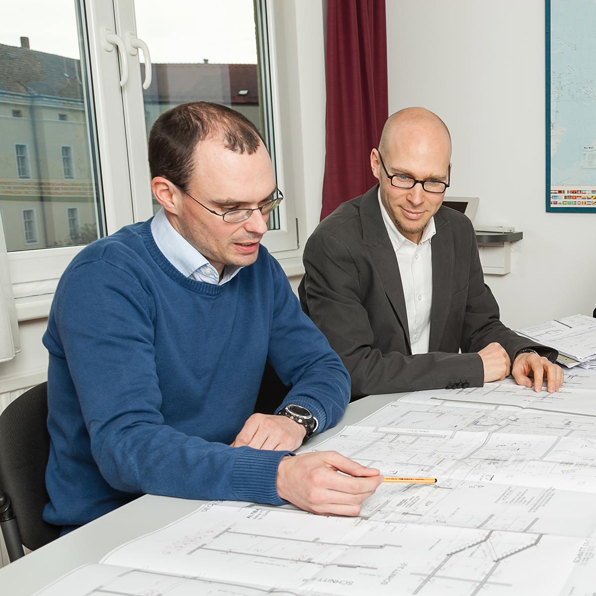 Markus Killer und David Leithner besprechen einen Projektplan